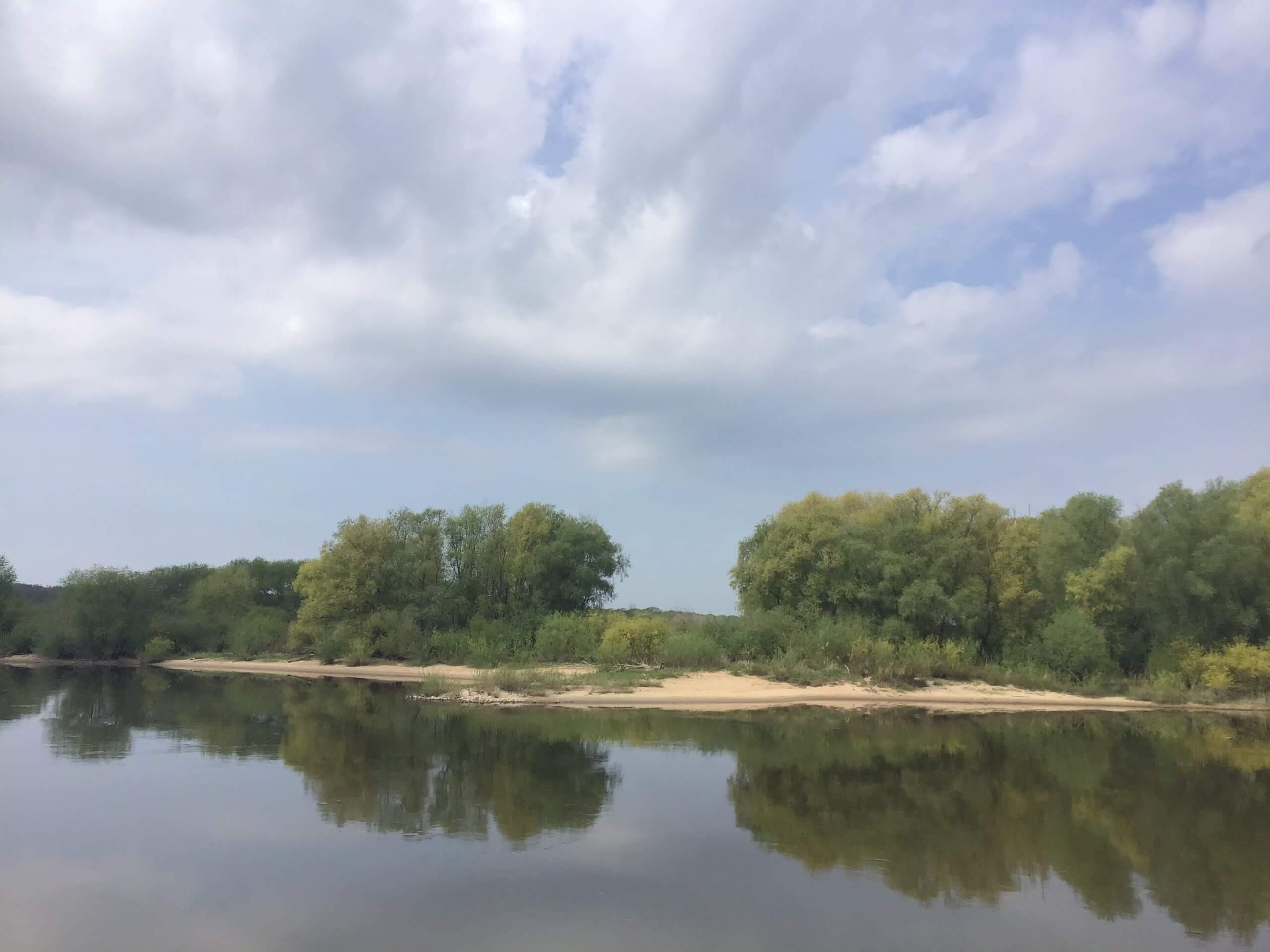 Die naturfarbene E-Wölfin fährt gen Flusslandschaft